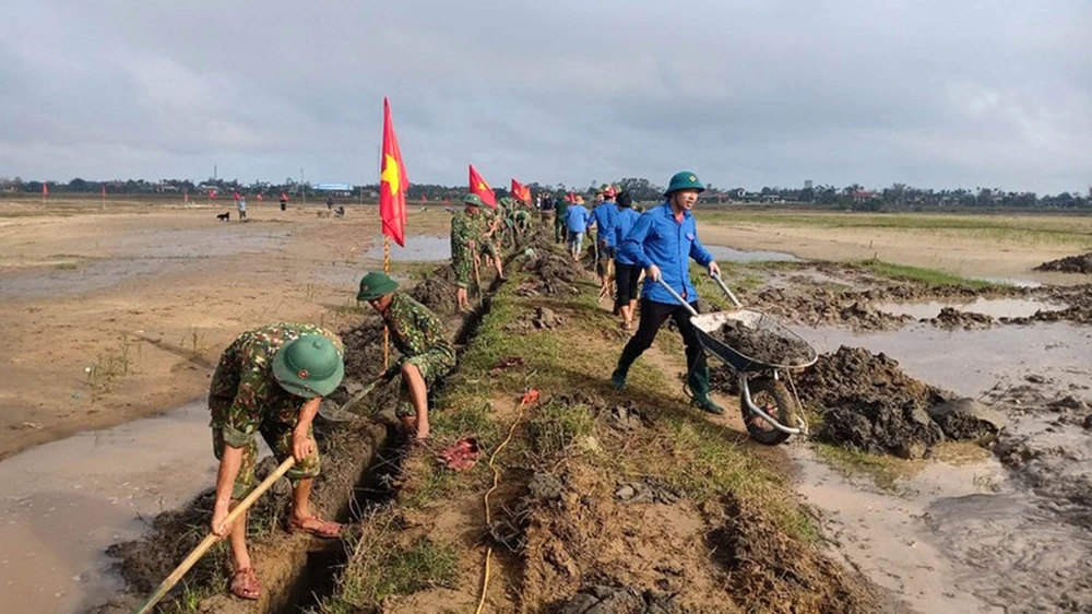 Quảng Trị huy động lực lượng khơi thông kênh mương nội đồng bị vùi lấp sau bão lũ. Ảnh: VĂN THẮNG