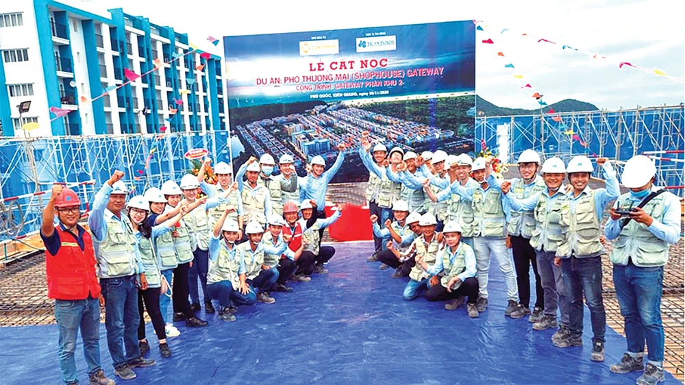 Hòa Bình cất nóc Dự án Phố thương mại - Gateway