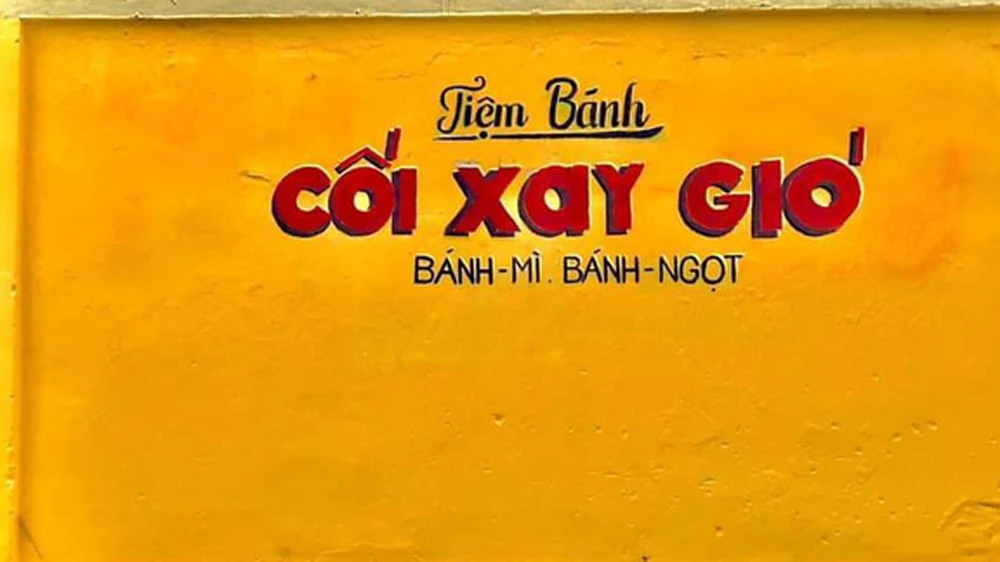 Bức tường màu vàng nổi tiếng của tiệm bánh Cối xay gió từng là điểm check -in của nhiều bạn trẻ