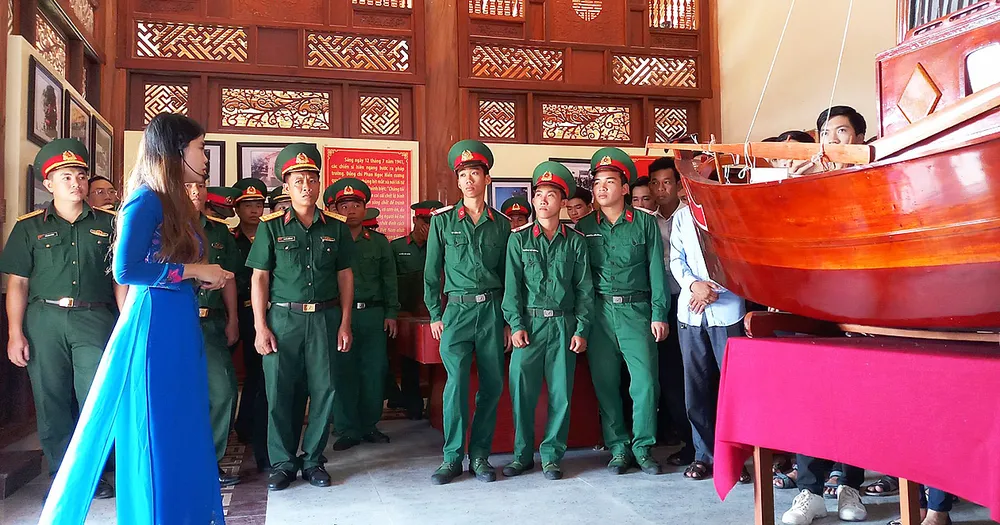 Cán bộ, chiến sĩ lực lượng vũ trang tỉnh Cà Mau tham quan Di tích khởi nghĩa Hòn Khoai
