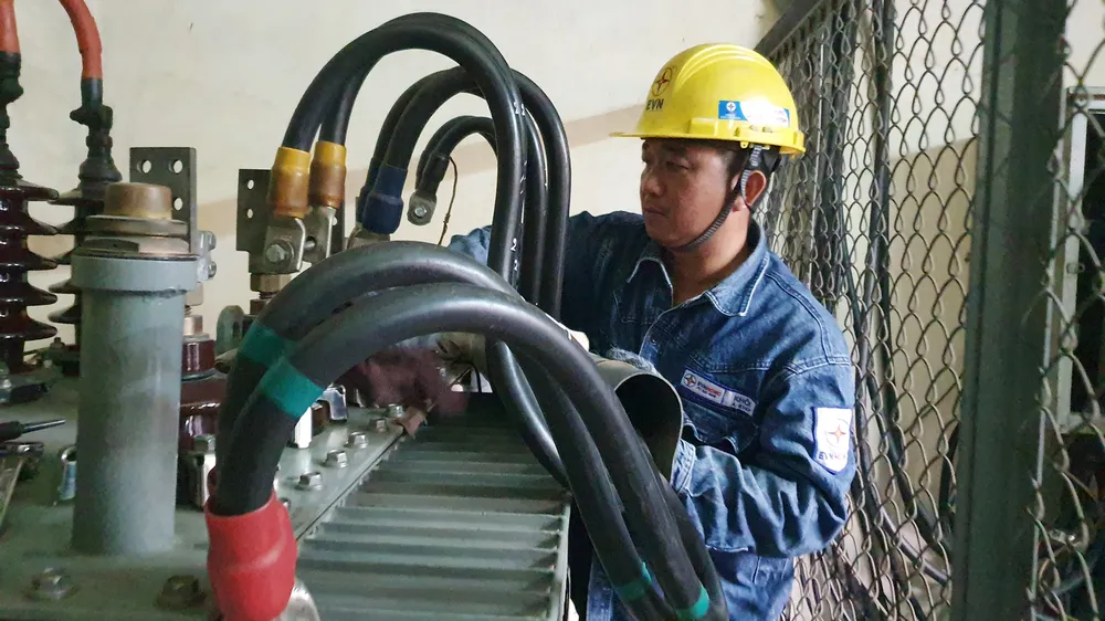 TPHCM: Khách hàng không phải mất phí khi đăng ký cấp điện qua trạm biến áp ảnh 2 TPHCM: Khách hàng không phải mất phí khi đăng ký cấp điện qua trạm biến áp ảnh 2
