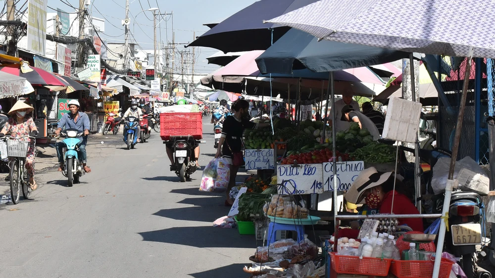 Họp chợ giữa đường