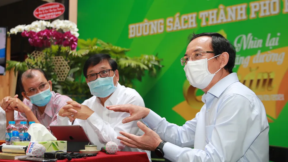 Bí thư Thành ủy TPHCM Nguyễn Văn Nên trao đổi với Ban Giám đốc Đường sách TPHCM. Ảnh: DŨNG PHƯƠNG