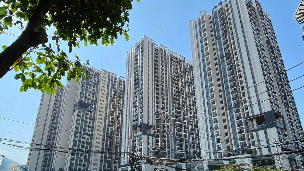 Chung cư Hado Centrosa Garden, quận 10 góp phần gây quá tải cho các con đường xung quanh. Ảnh: CAO THĂNG