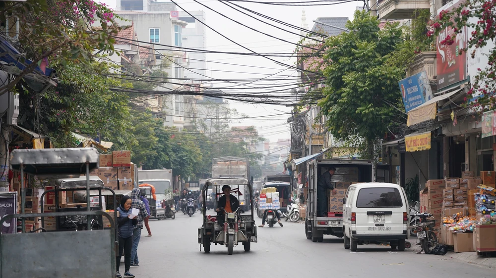 Chỉ một đoạn đường ngắn La Phù ở xã La Phù nhưng san sát cơ sở sản xuất, kinh doanh bánh kẹo 