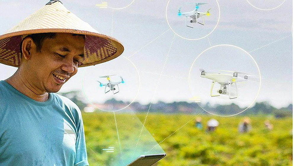 Một nông dân Thái Lan sử dụng các phần mềm tưới cây bằng drone