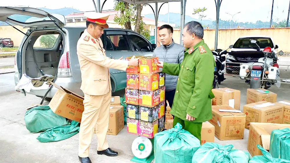 Công an Yên Bái và Cục CSGT (Bộ Công an) phối hợp bắt vụ vận chuyển 529kg pháo nổ