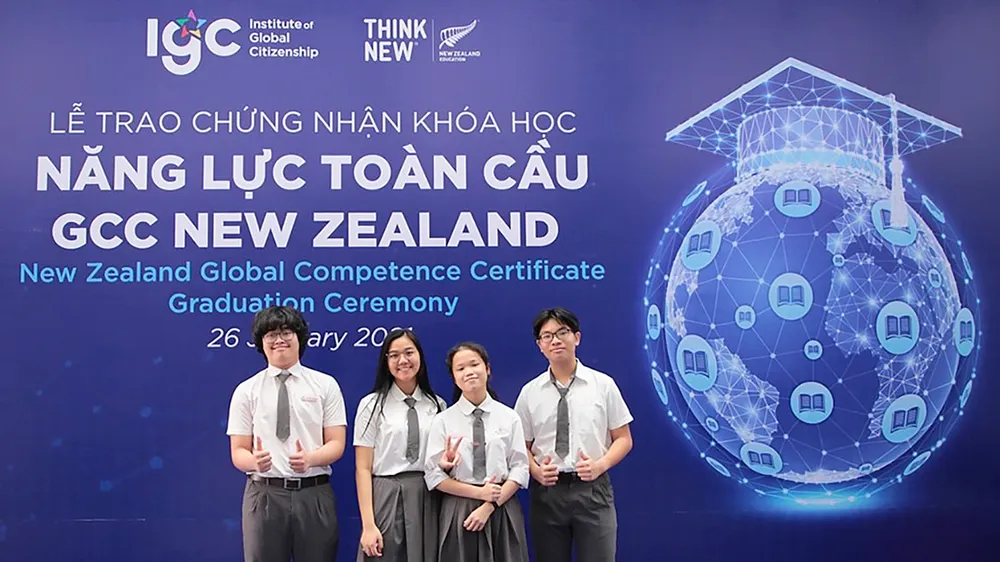 Trần Ngọc Hương Thảo (thứ hai từ trái qua), 1 trong 25 em nhận chứng chỉ