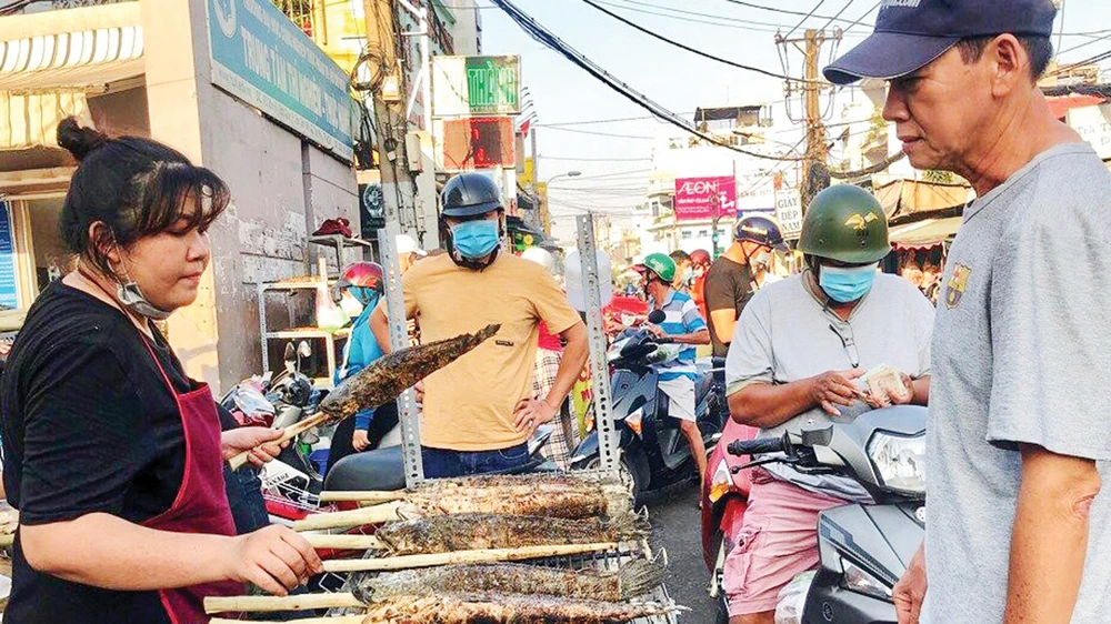 Khách mua vàng tại TPHCM ngày 21-2. Ảnh: GIA HÂN