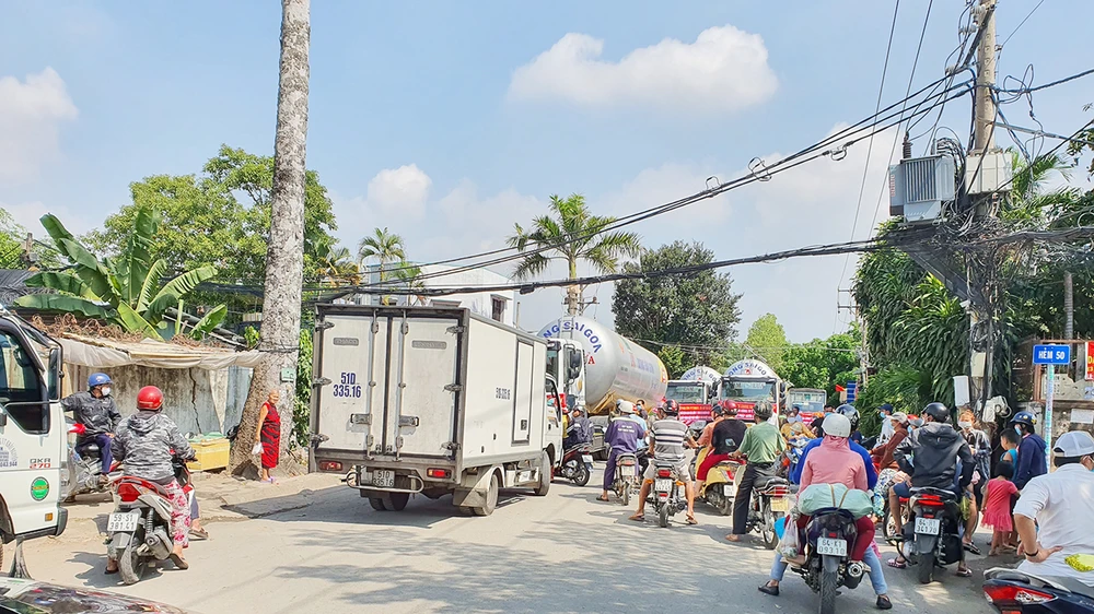 Ùn tắc giao thông đã xảy ra tại khu vực CCN Tài Lộc (ảnh chụp ngày 18-2)