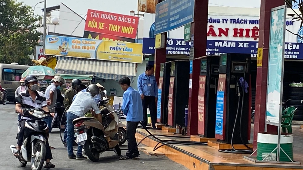 Khách đổ xăng tại cửa hàng xăng dầu ngã 3 đường Kinh Dương Vương - Tên Lửa, quận Bình Tân. Ảnh: CAO THĂNG