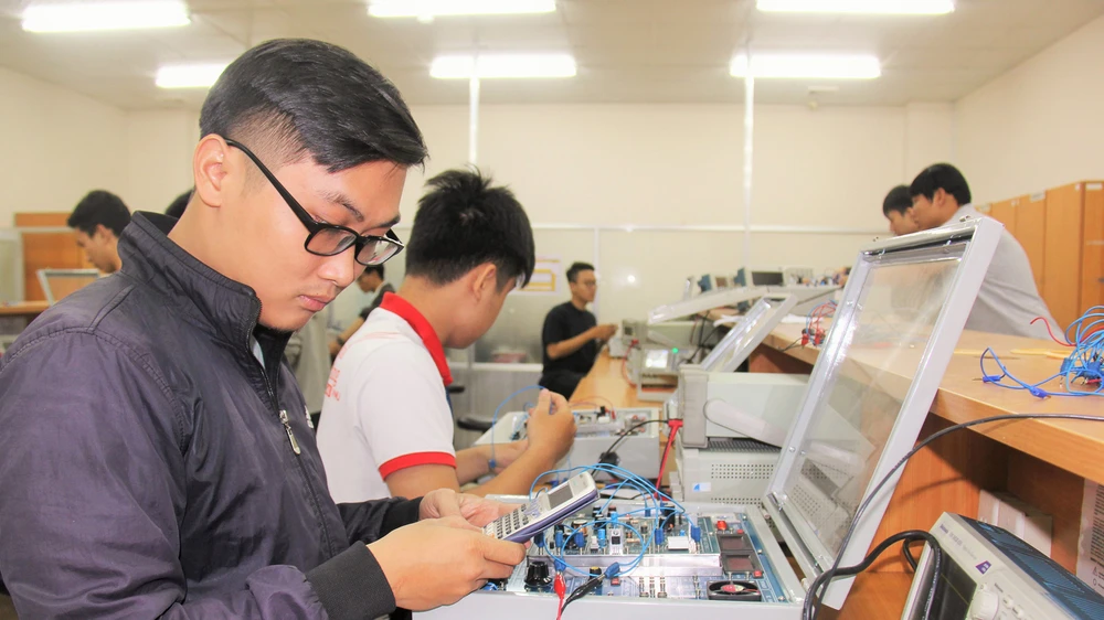 Sinh viên ngành Kỹ thuật điện tử - viễn thông Trường ĐH Quốc tế (ĐH Quốc gia TPHCM) trong giờ học thực hành