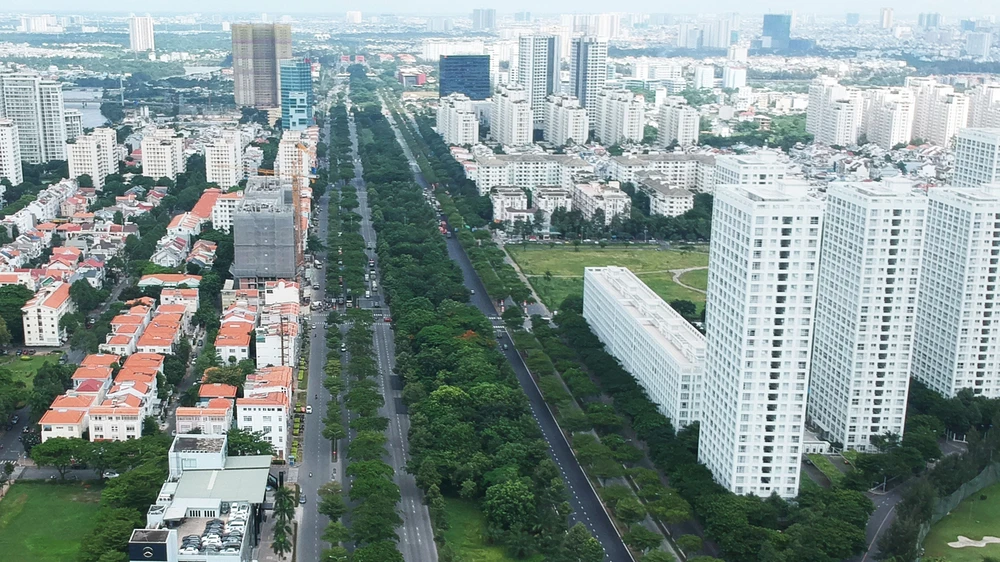 Mảng xanh trên đường Nguyễn Văn Linh, quận 7. Ảnh: CAO THĂNG