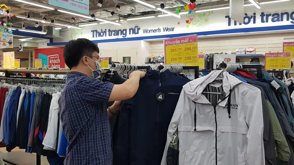 Khách hàng mua áo chống nắng tại Co.opmart Văn Thánh