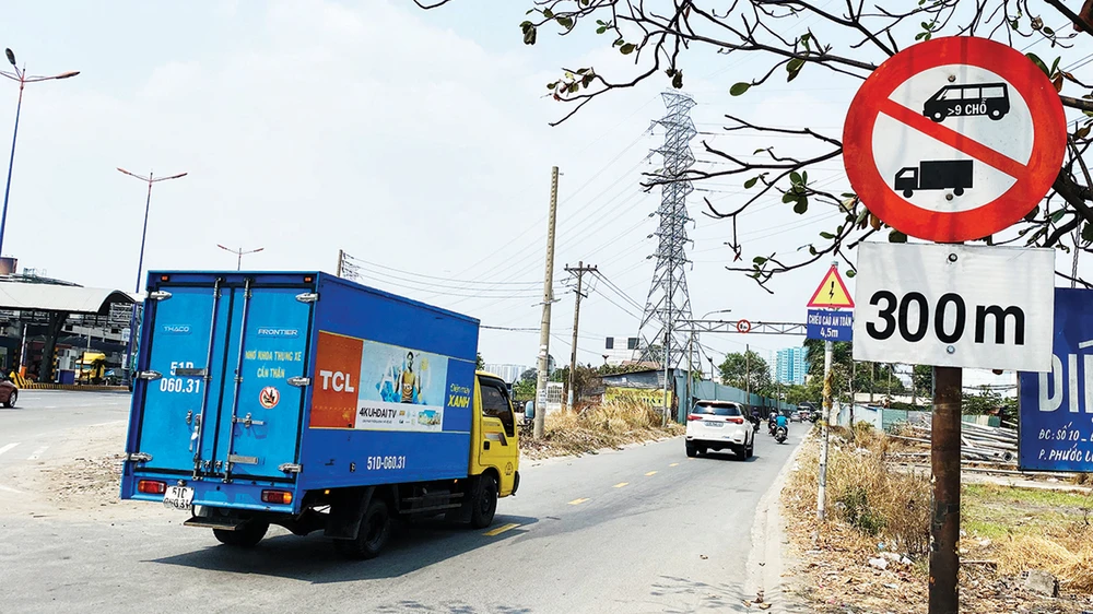 Ngày đầu thu phí xa lộ Hà Nội: Giao thông ổn định ảnh 1 Ngày đầu thu phí xa lộ Hà Nội: Giao thông ổn định ảnh 1