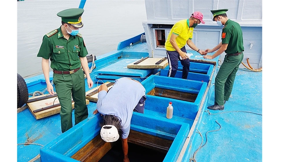 BĐBP kiểm tra tàu vi phạm. Ảnh: BĐBP