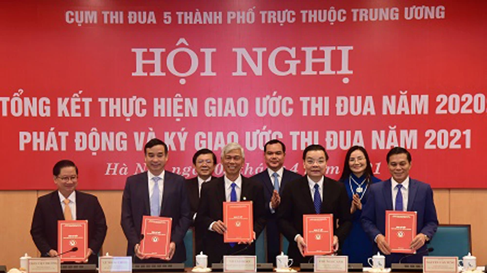 Lãnh đạo 5 thành phố trực thuộc Trung ương ký kết giao ước thi đua năm 2021. Ảnh: VGP