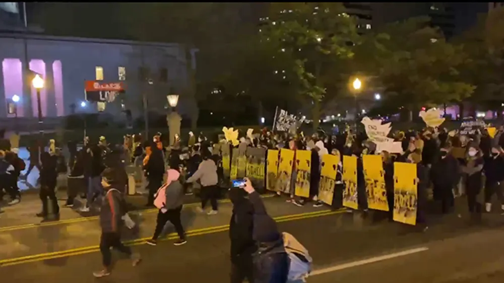 Thêm một vụ cảnh sát Mỹ nổ súng bắn chết người da màu ảnh 1