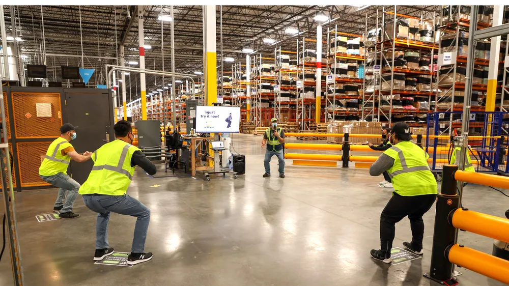 Một bài tập của nhân viên Amazon trong giờ làm việc