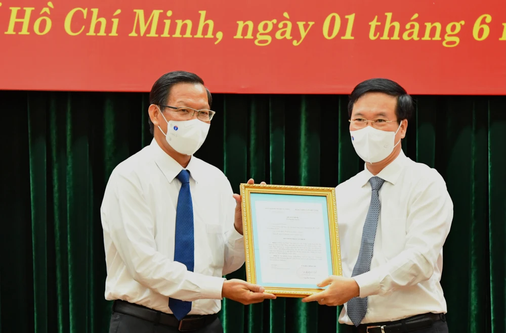 Thường trực Ban Bí Thư Võ Văn Thưởng trao quyết định cho đồng chí Phan Văn Mãi. Ảnh: VIỆT DŨNG