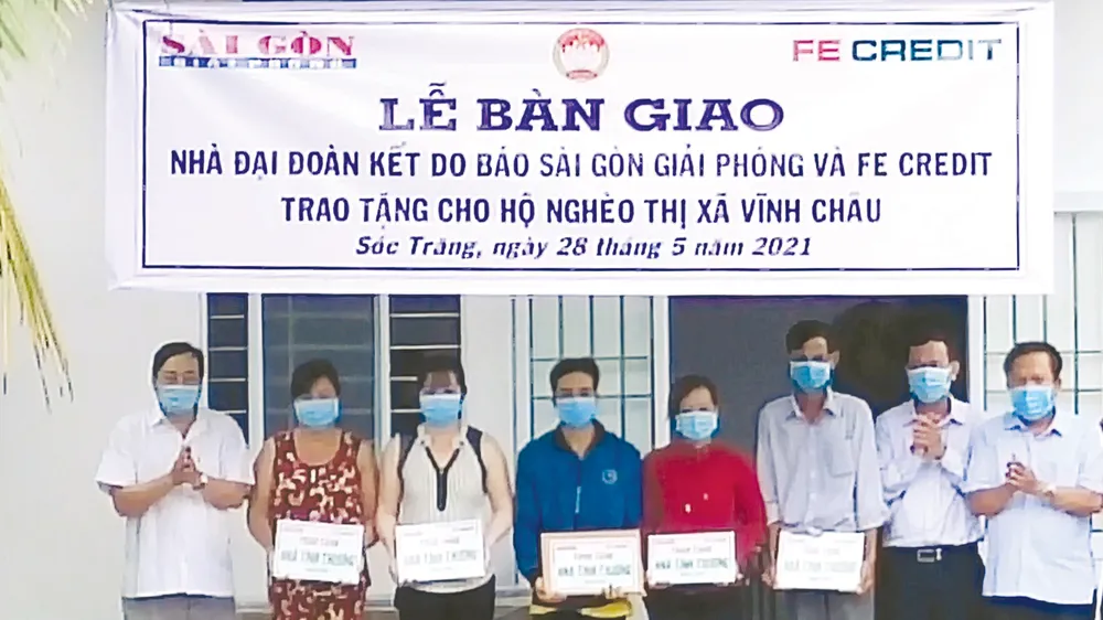 Người dân nghèo tỉnh Sóc Trăng nhận bàn giao nhà mới