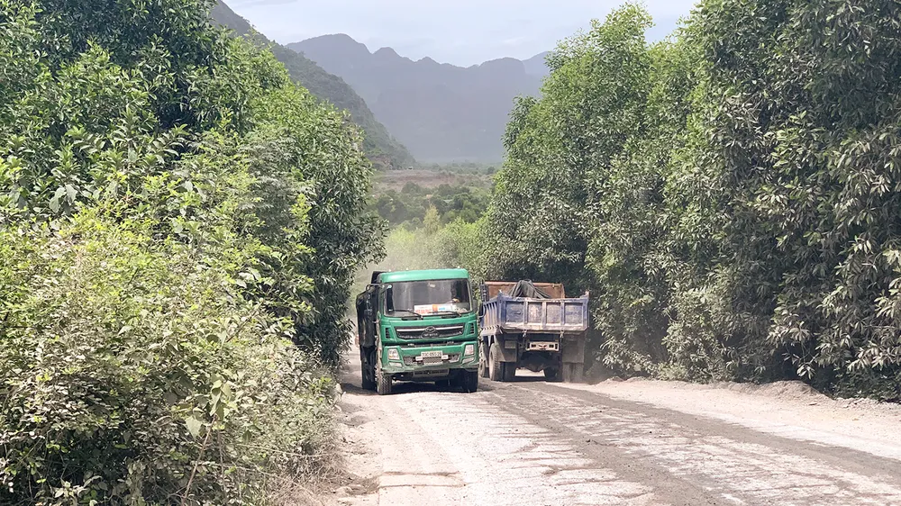 Đường vào thôn Quyết Thắng, xã Trường Xuân, huyện Quảng Ninh, tỉnh Quảng Bình bị cày nát. Ảnh: MINH PHONG