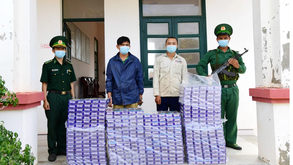 Bộ đội biên phòng cửa khẩu Hoa Lư (tỉnh Bình Phước) bắt giữ 6 vụ thuốc lá lậu vào ngày 8-6