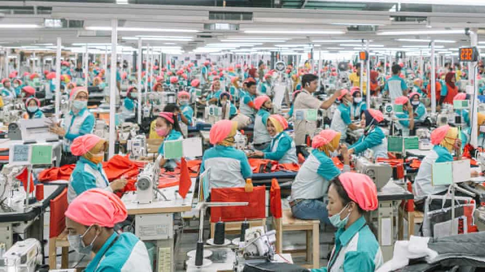 Công nhân may làm việc tại một nhà máy ở Ấn Độ