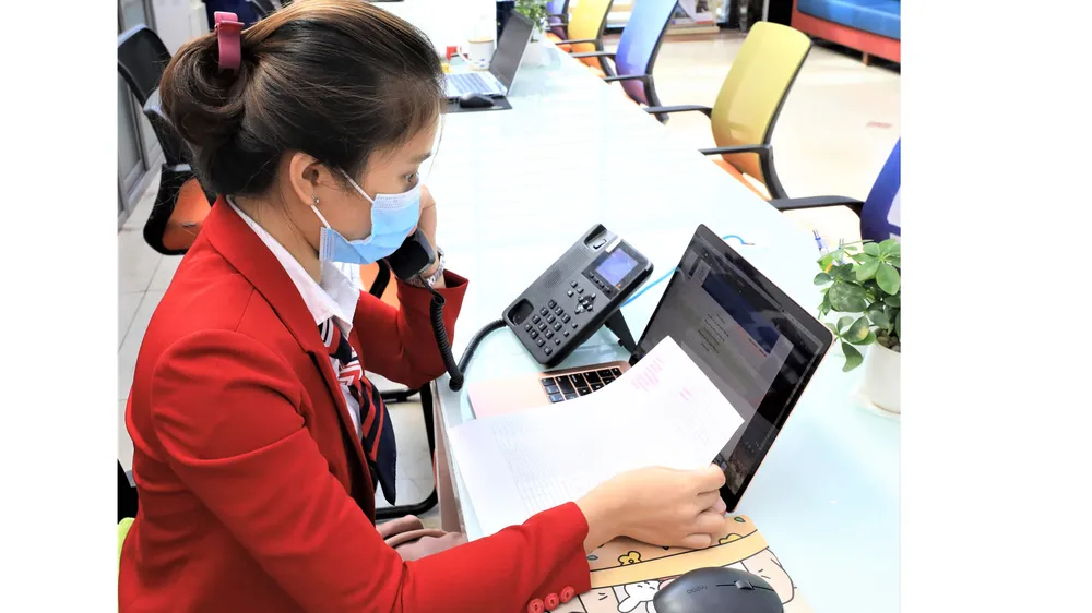 Cán bộ Trường ĐH Kinh tế Tài chính TPHCM đang tư vấn tuyển sinh bằng điện thoại với thí sinh