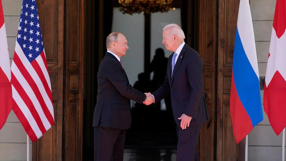 Tổng thống Nga Vladimir Putin (trái) và Tổng thống Mỹ Joe Biden trong cuộc gặp tại Geneva