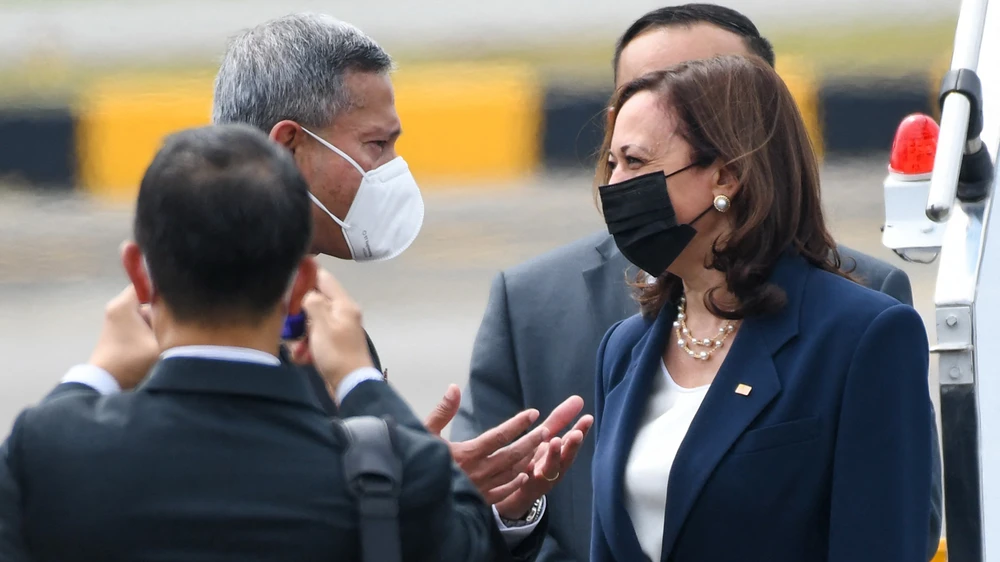 Bộ trưởng Ngoại giao Singapore Vivian Balakrishna (trái) đón Phó Tổng thống Mỹ Kamala Harris (phải) tại sân bay Paya Lebar, ngày 22-8