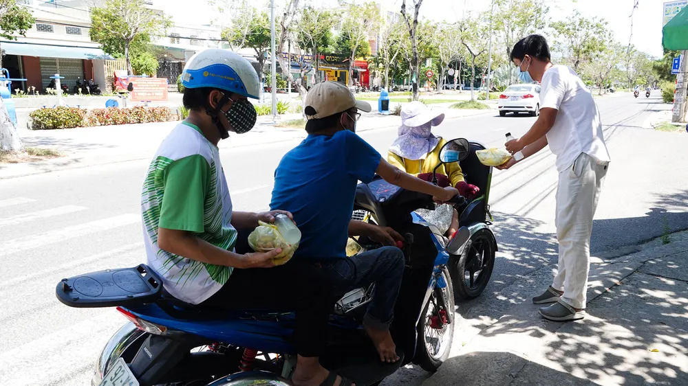 Anh Trương Vĩnh Đặng (35 tuổi, giáo viên dạy mỹ thuật Trường Tiểu học Tây Hồ) tặng bữa ăn cho người khuyết tật nghèo