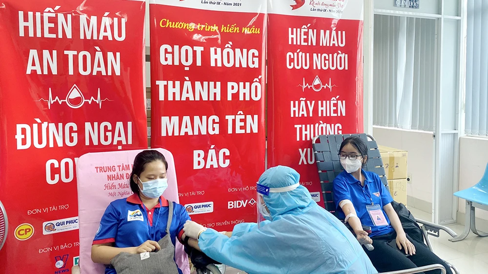 Các bạn trẻ tham gia hiến máu tại một buổi lễ hiến máu tình nguyện tại TPHCM. Ảnh: Bùi Anh Tuấn