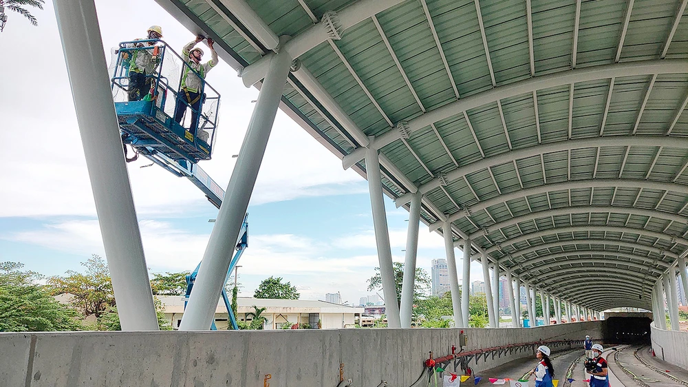 Công nhân đang thi công hệ thống Metro tại trạm Ba Son. Ảnh: HOÀNG HÙNG