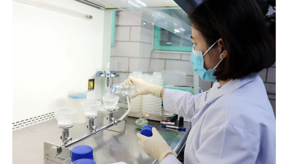 Nhân viên thực hiện kiểm tra vi sinh, đảm bảo an toàn nguồn nước cấp
