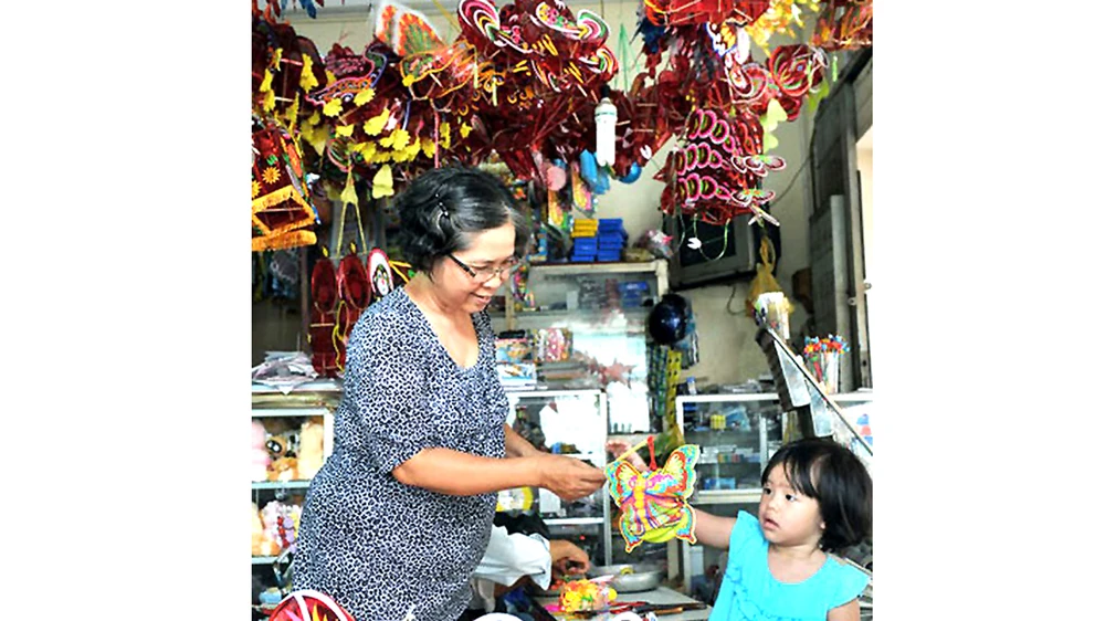 Lồng đèn trung thu truyền thống gắn liền tuổi ấu thơ. Ảnh: VIỆT DŨNG