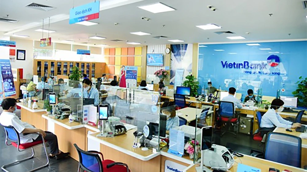 Khách hàng đang giao dịch tại Vietinbank