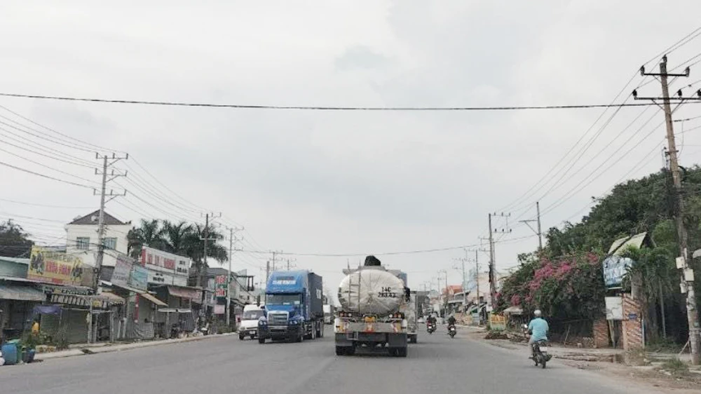 Trên đường DT 743 khá nhiều xe tải, container lưu thông trên đường và ra vào các khu công nghiệp. Ảnh: XUÂN TRUNG