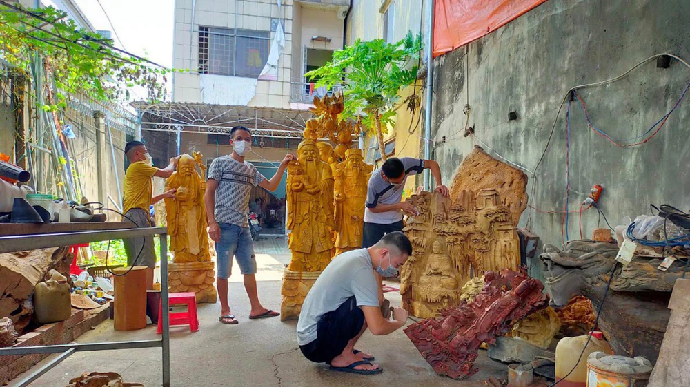 Cơ sở đồ gỗ Tiến Vy nỗ lực vượt qua dịch bằng những sản phẩm chất lượng