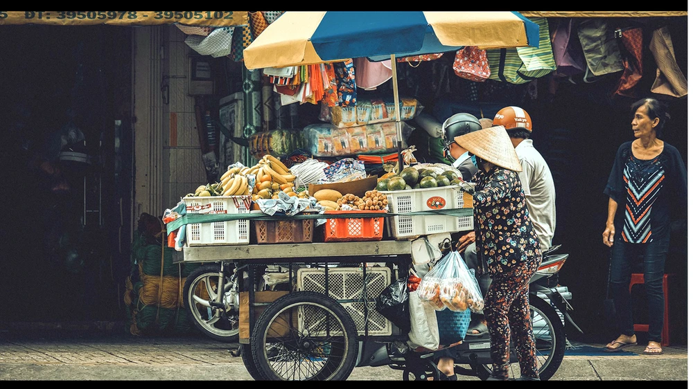 Hàng rong đi cùng tiếng rao tạo thành một thanh âm quen thuộc của đường phố ở TPHCM (ảnh được chụp ở thời điểm dịch bệnh chưa bùng phát trong cộng đồng). Ảnh: Khanh Trịnh