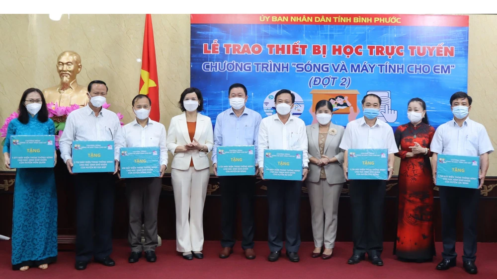 UBND tỉnh Bình Phước trao thiết bị học trực tuyến qua đại diện các địa phương từ chương trình “Sóng và máy tính cho em”. Ảnh: HOÀNG BẮC