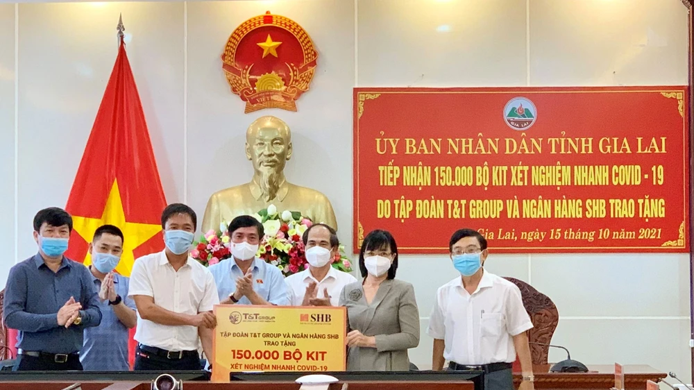 Đại diện T&T Group và SHB trao tặng 150.000 bộ kit xét nghiệm nhanh Covid-19 cho đại diện lãnh đạo tỉnh Gia Lai