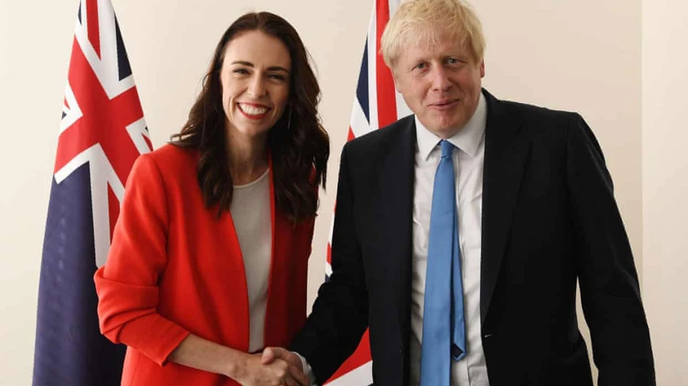 Thủ tướng Anh Boris Johnson (trái) và người đồng cấp New Zealand Jacinda Ardern.