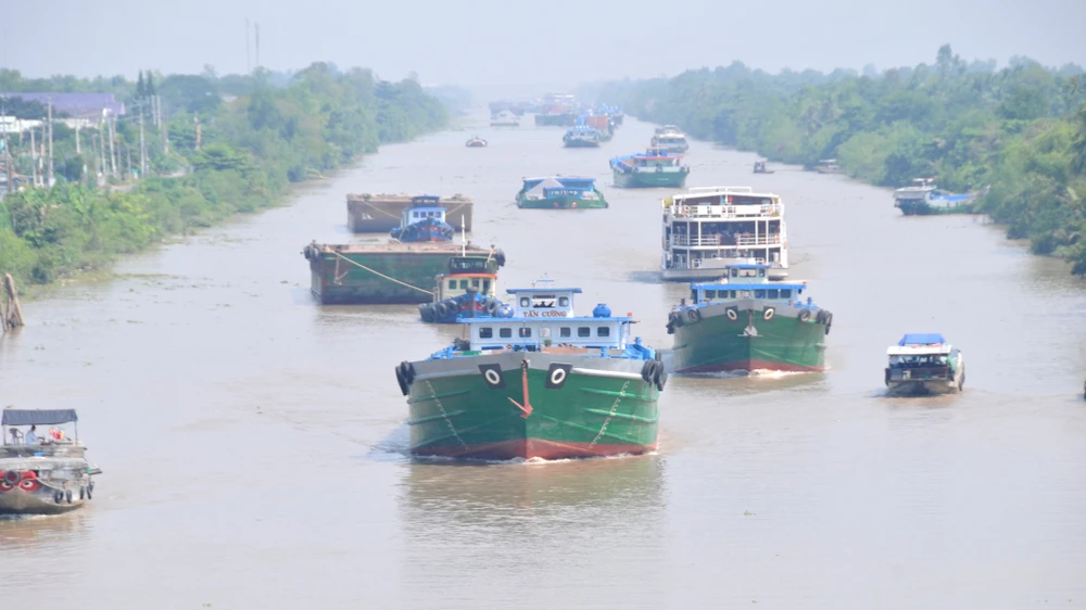 Phương tiện thủy lưu thông trên kênh Chợ Gạo, tỉnh Tiền Giang. Ảnh: CAO THĂNG