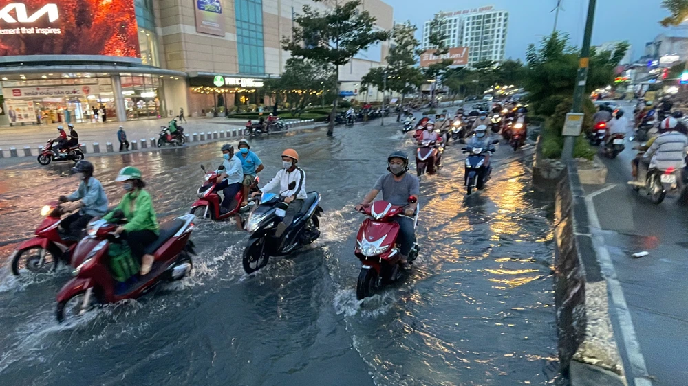 Triều cường gây ngập đường Nguyễn Thị Thập, quận 7, chiều tối 6-11