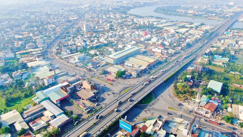 Ngã tư Bình Phước với cầu vượt quốc lộ 1A băng qua quốc lộ 13 nối Hiệp Bình Phước, TP Thủ Đức với Thuận An, Bình Dương. Ảnh: HOÀNG HÙNG