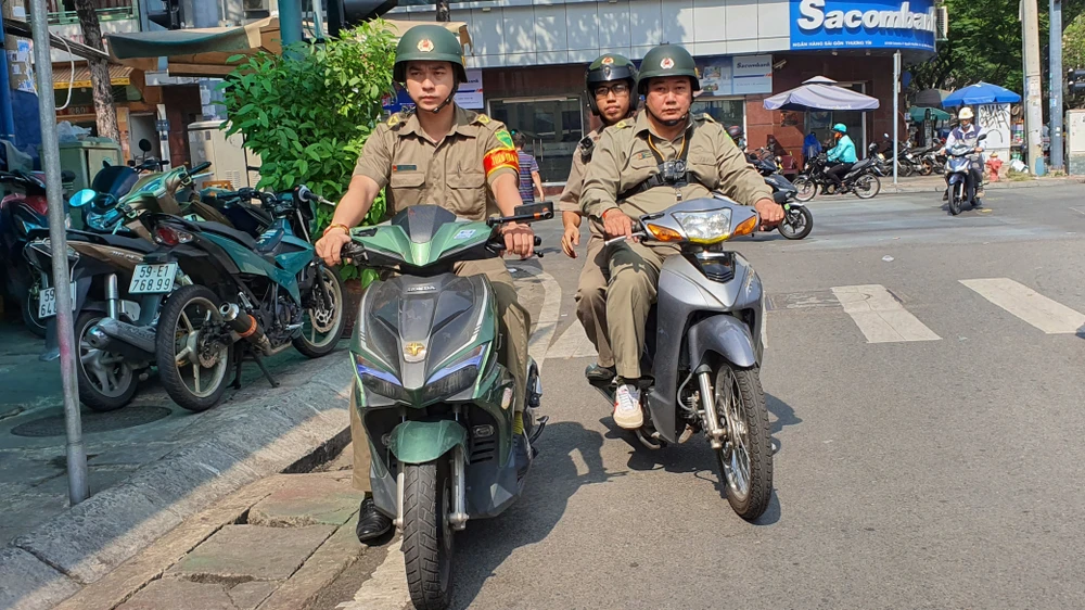  Anh Lý Nhơn Thành (lái xe, bên phải) khởi hành chuyến tuần tra