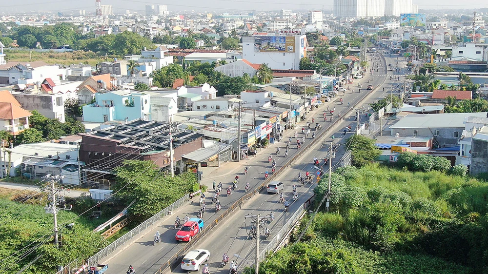 Mật độ xe gắn máy rất đông trên Quốc lộ 13 đoạn qua phường Hiệp Bình Phước, TP Thủ Đức, TPHCM. Ảnh: HOÀNG HÙNG