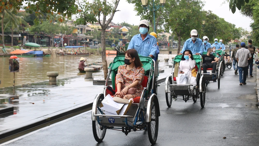 Du khách quốc tế tham quan Hội An bằng xích lô 