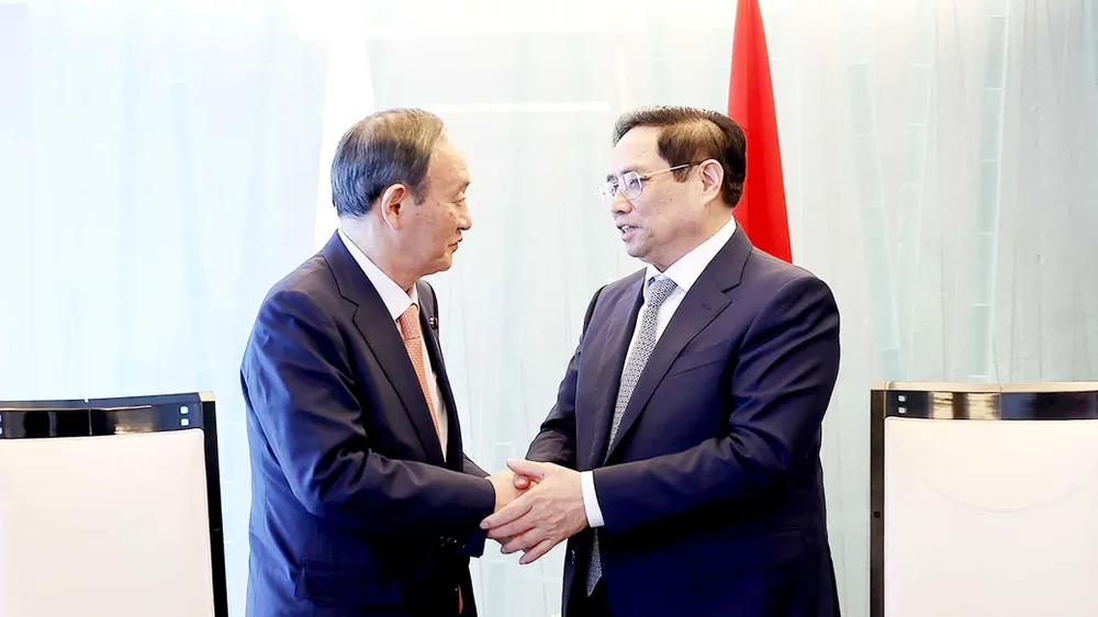 Thủ tướng Phạm Minh Chính tiếp cựu Thủ tướng Nhật Bản Suga Yoshihide. Ảnh: TTXVN